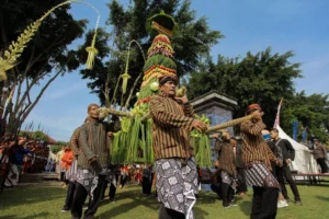 tumpeng-traditional-indonesian-java-event_183165-17