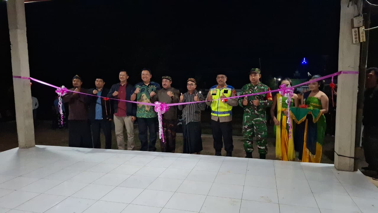 Jajaran pejabat dan tokoh dalam pemotongan pita