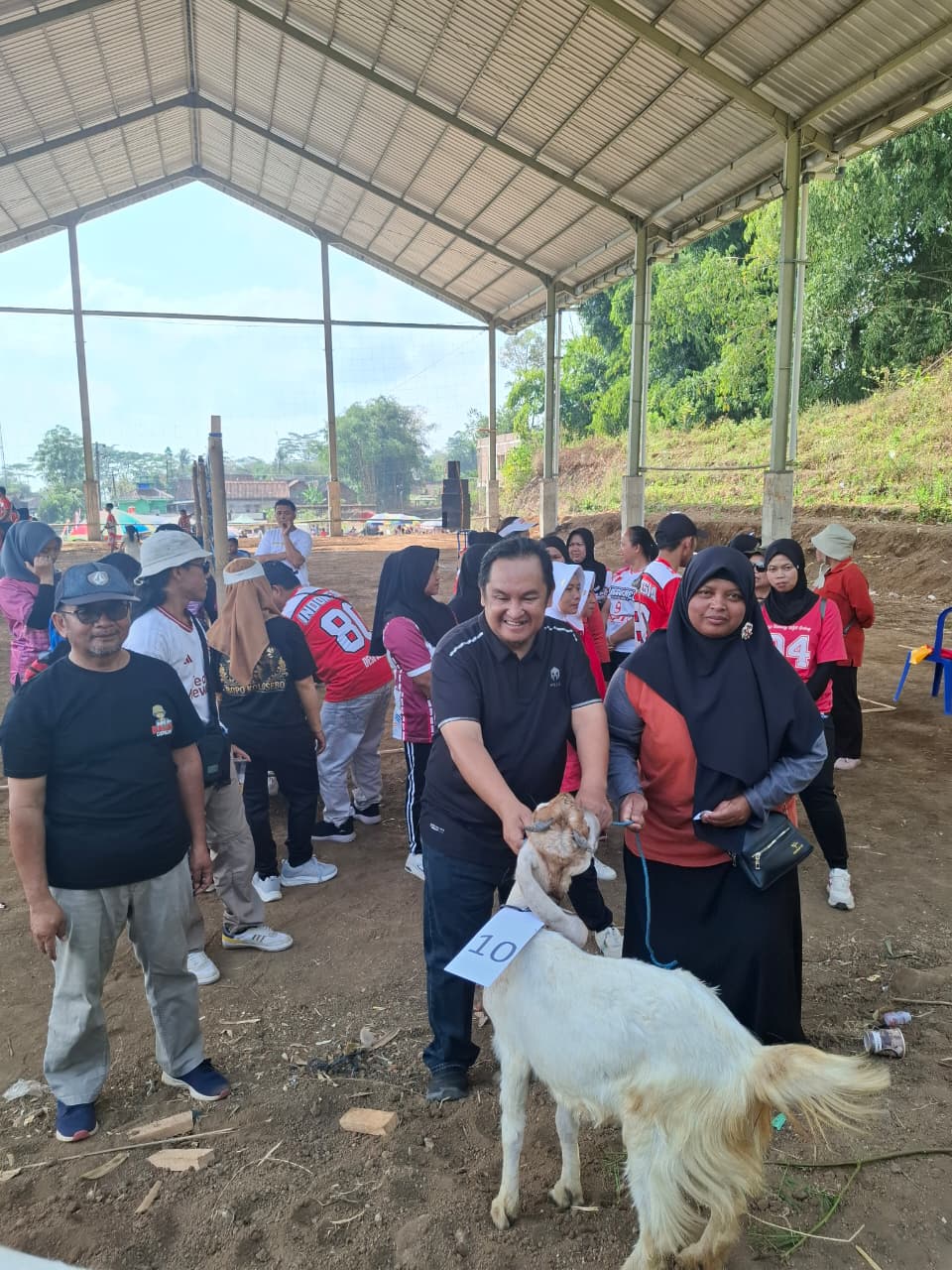 Warga penerima bibit kambing bersama ternaknya