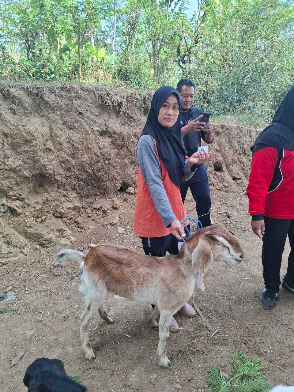 Penerima bibit kambing bersama kambing bantuan