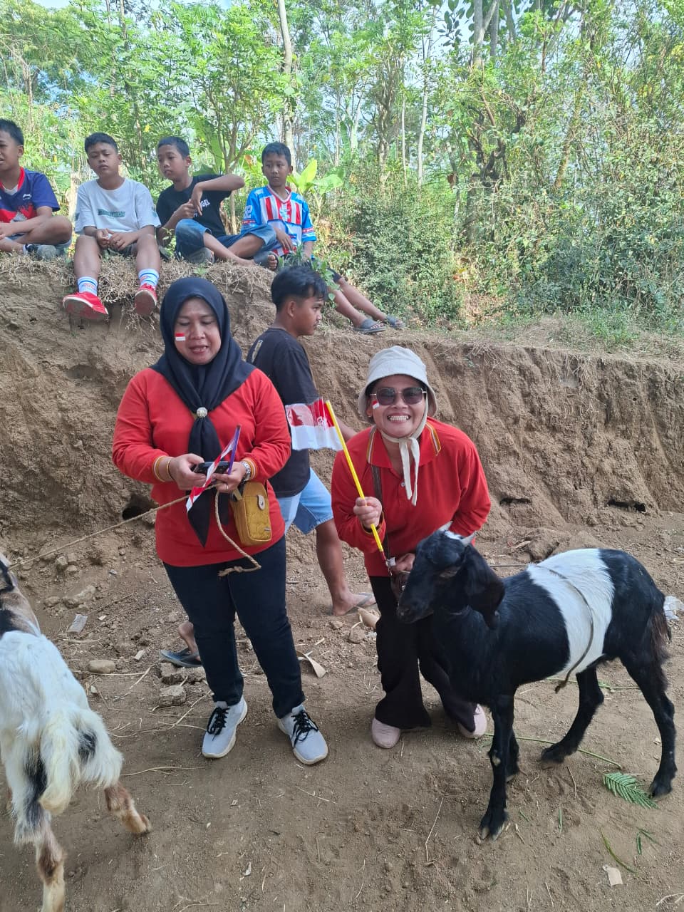 Kelompok ibu PKK penerima bantuan bersama ternak