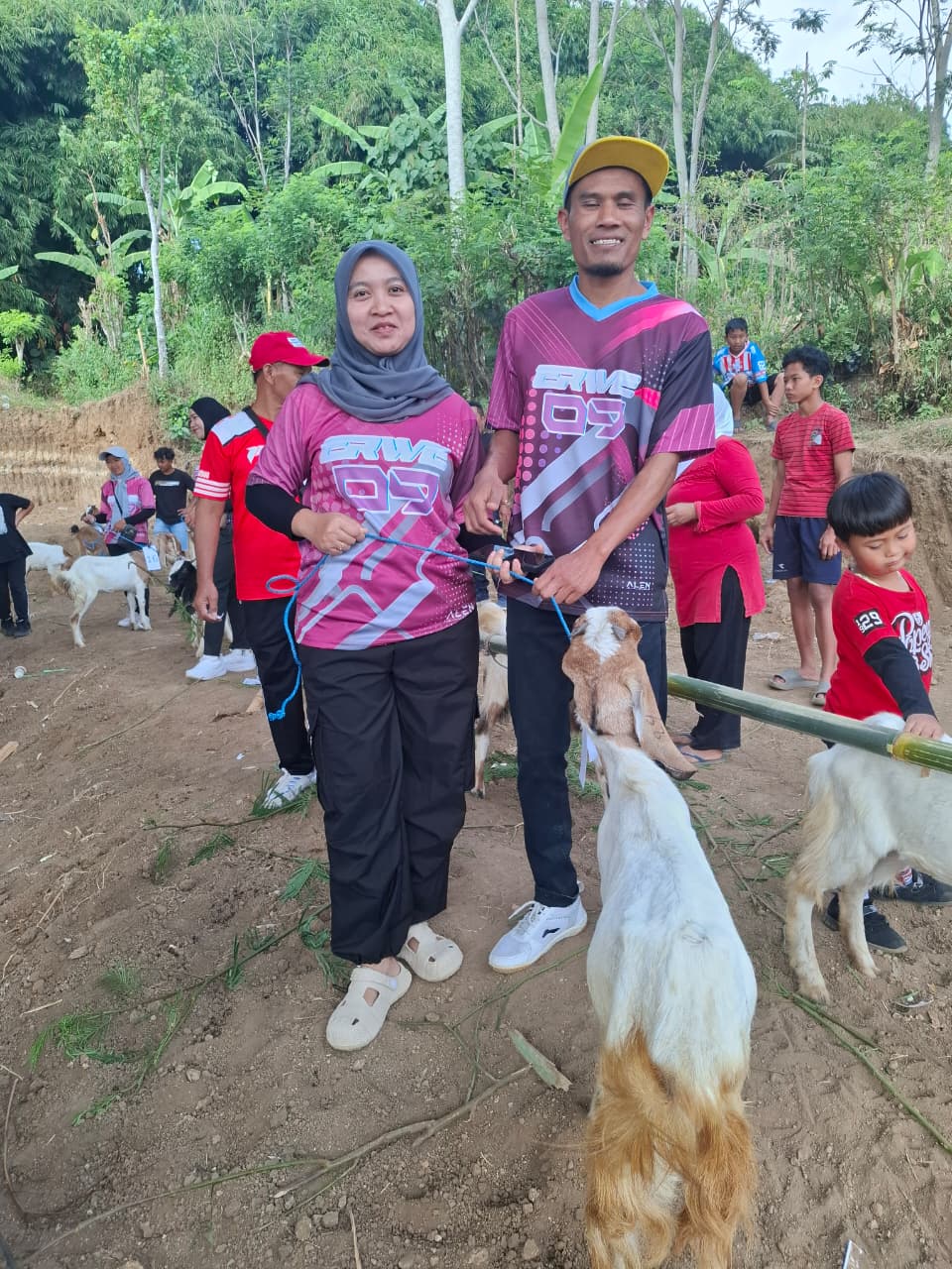 Pasangan warga penerima bibit kambing