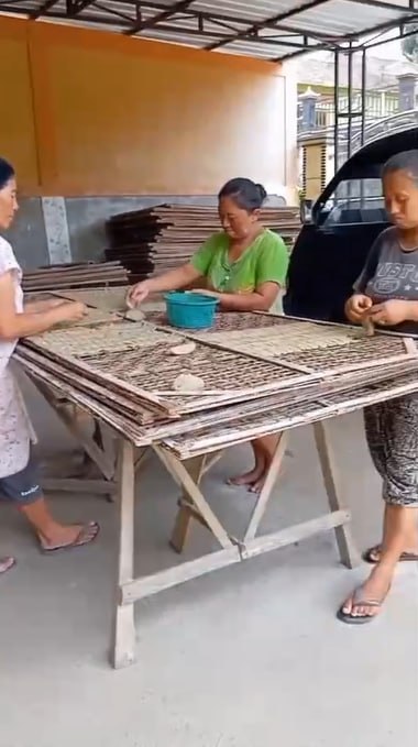 Pembentukan dan pencetakan adonan rambak