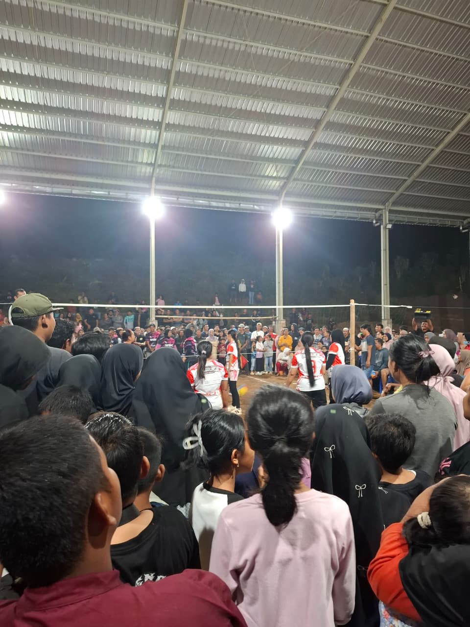 Suasana pertandingan voli cawuk