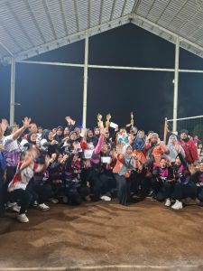 Lomba Voli Cawuk Ibu-Ibu PKK se-Desa Gubug - berpose