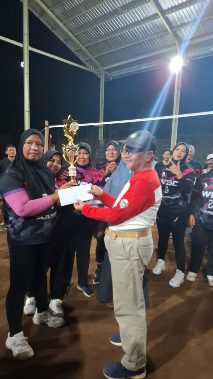 Penyerahan hadiah kepada peserta lomba
