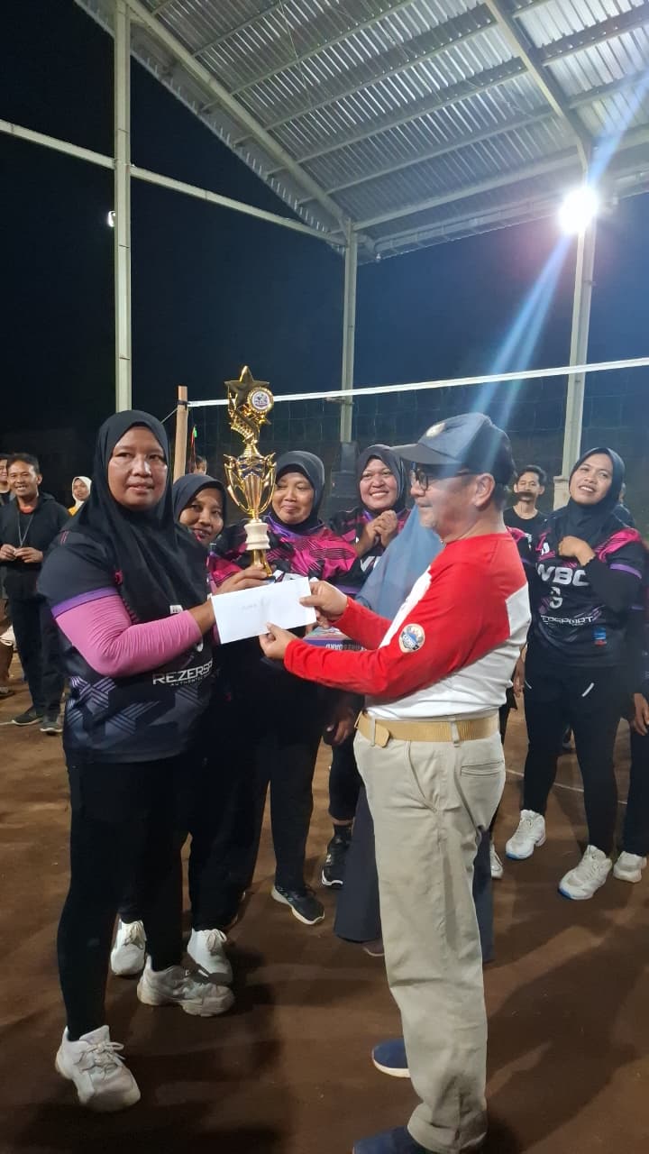Piala dan hadiah lomba voli cawuk